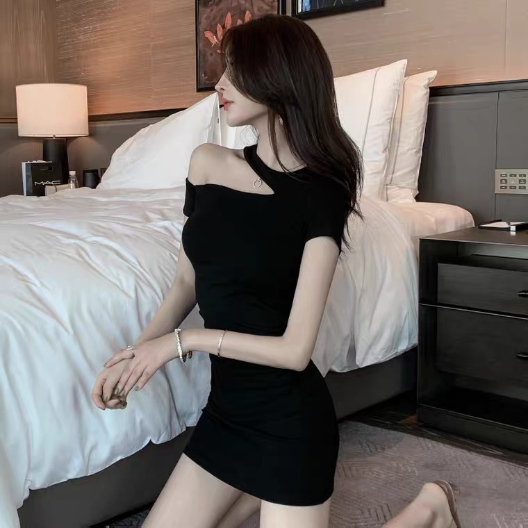 娜娜--性感斜肩连衣裙包臀露肩时尚设计感开叉裙美女小黑短裙子