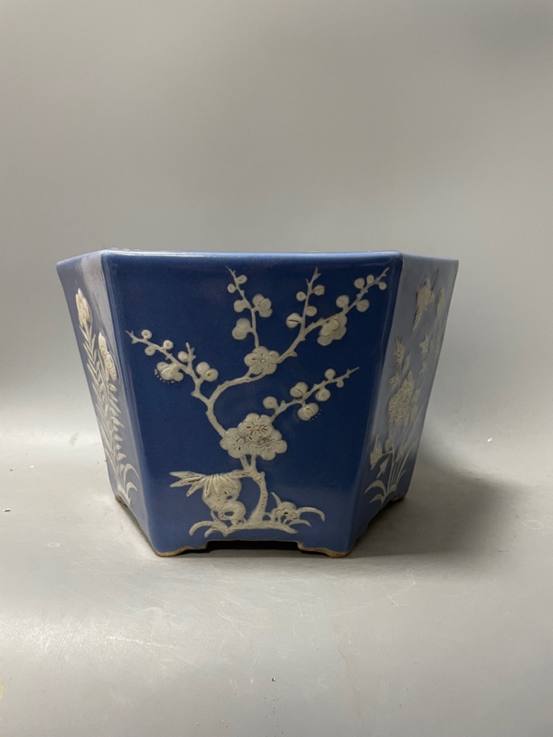 霁蓝堆花卉六方花盆