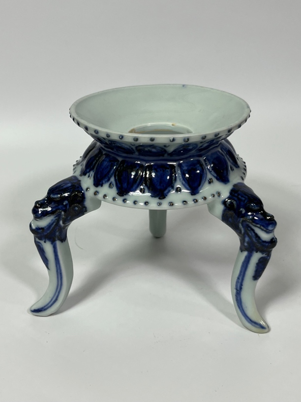 青花兽头三足架子