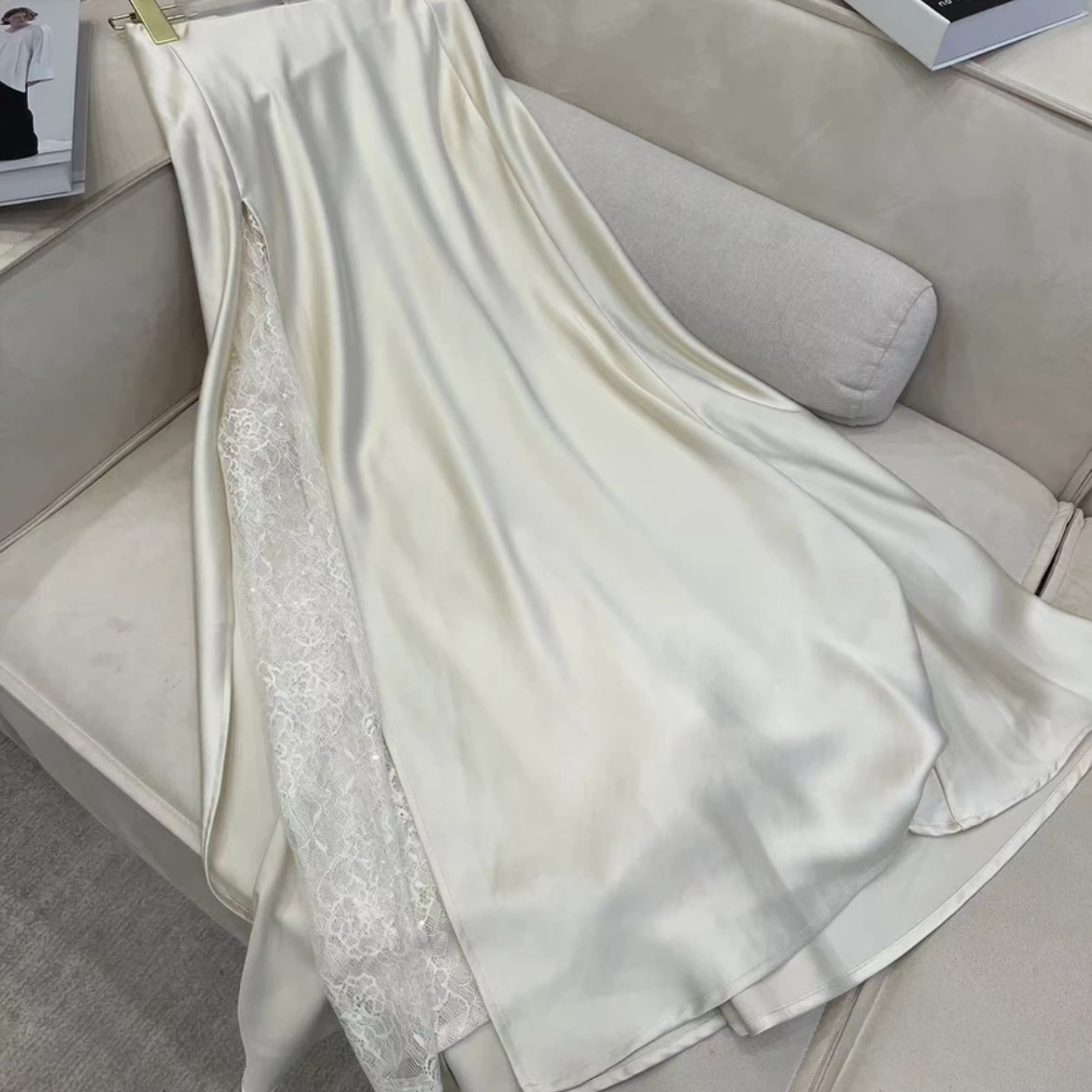 含香服饰 小众设计师款香槟色，黑色蕾丝缎面半身裙