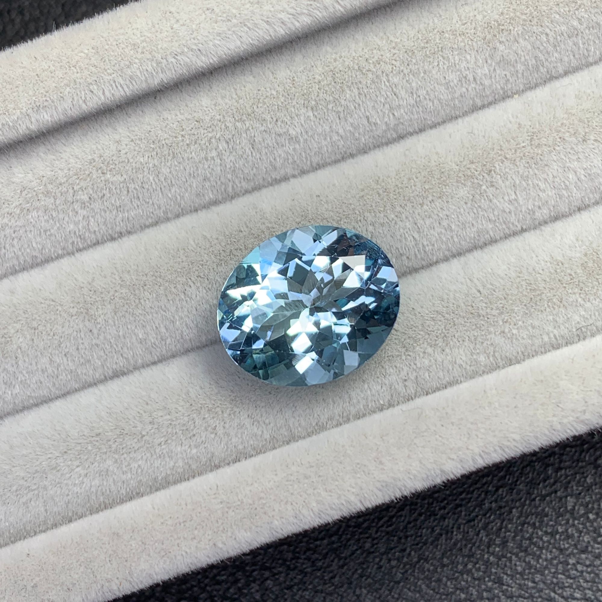 吉尔德天然圣玛利亚海蓝宝裸石精切椭圆形全净满火彩4.15ct
