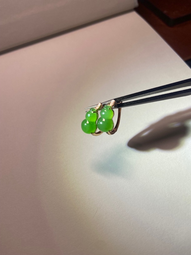 精美和田玉苹果绿耳钉