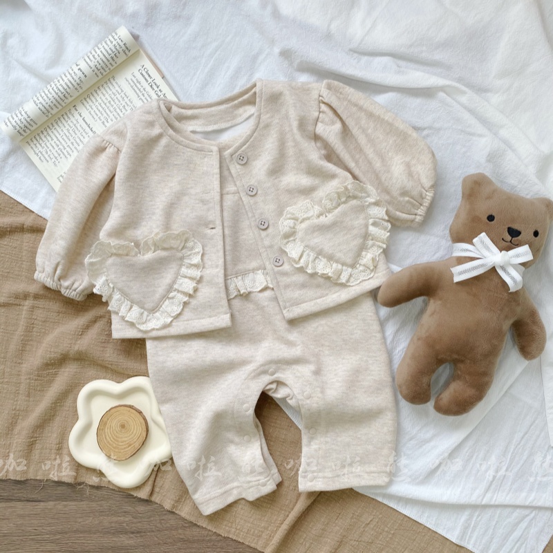 春秋款宝宝衣服上新蕾丝爱心兜外套女宝洋气背带裤两件套