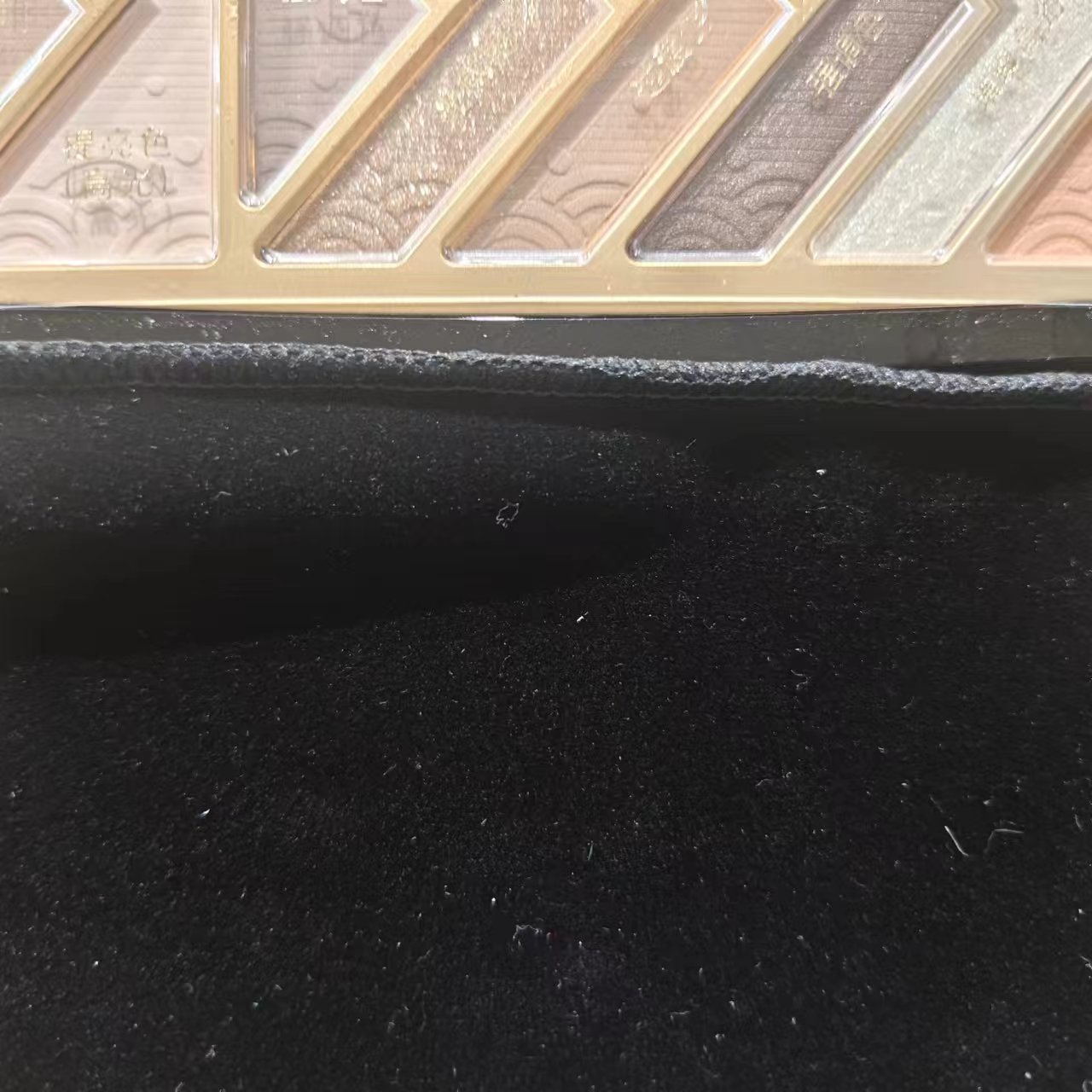 眼影盘  轻盈溢彩持妆遮瑕轻垫霜(821)K     K120