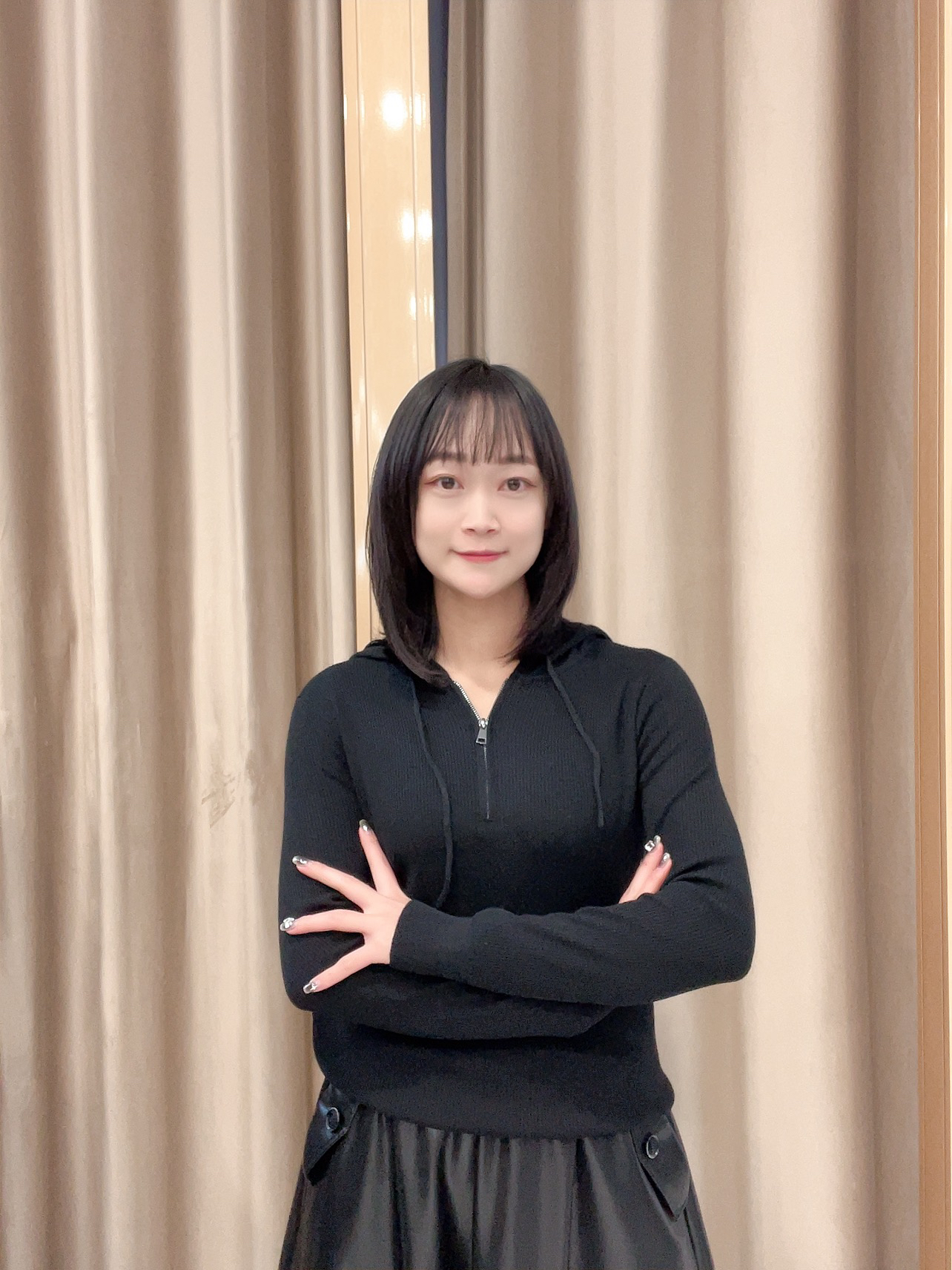 易缔媤带帽修身针织衫