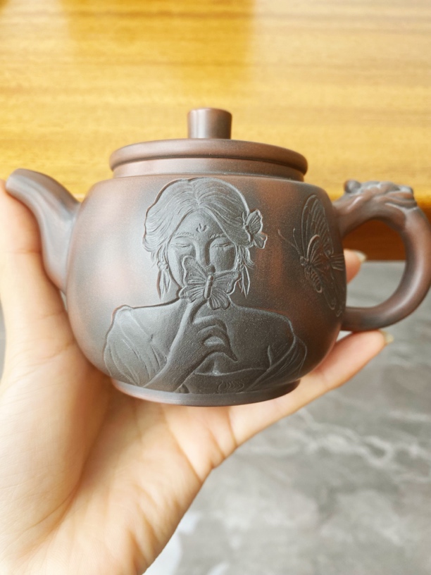 蝴蝶女子图坭兴陶茶壶