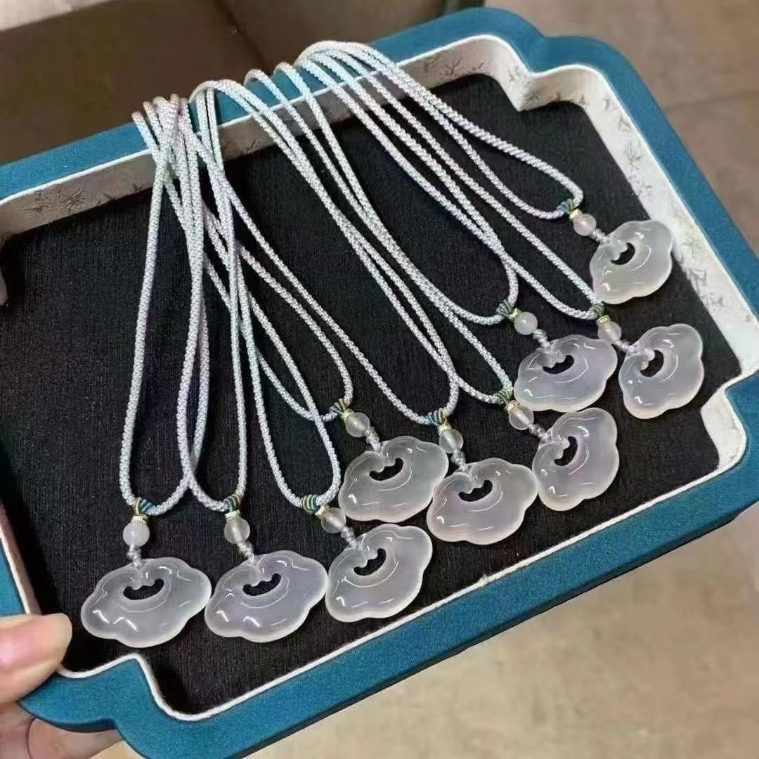 天然玛瑙玉髓冰种平安锁祥云如意吊坠