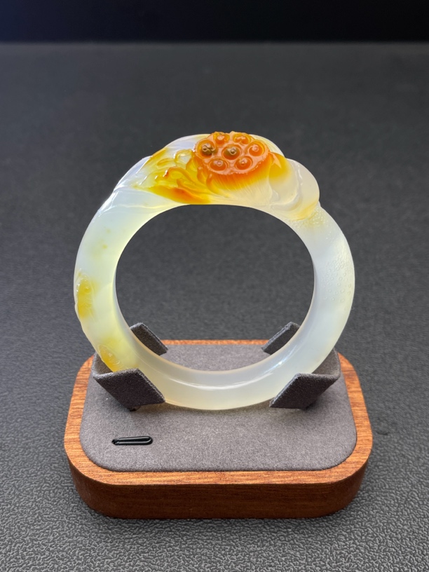 58口荷花手镯 和和美美好运连连一口糖俏色雕刻手镯玉雕手镯