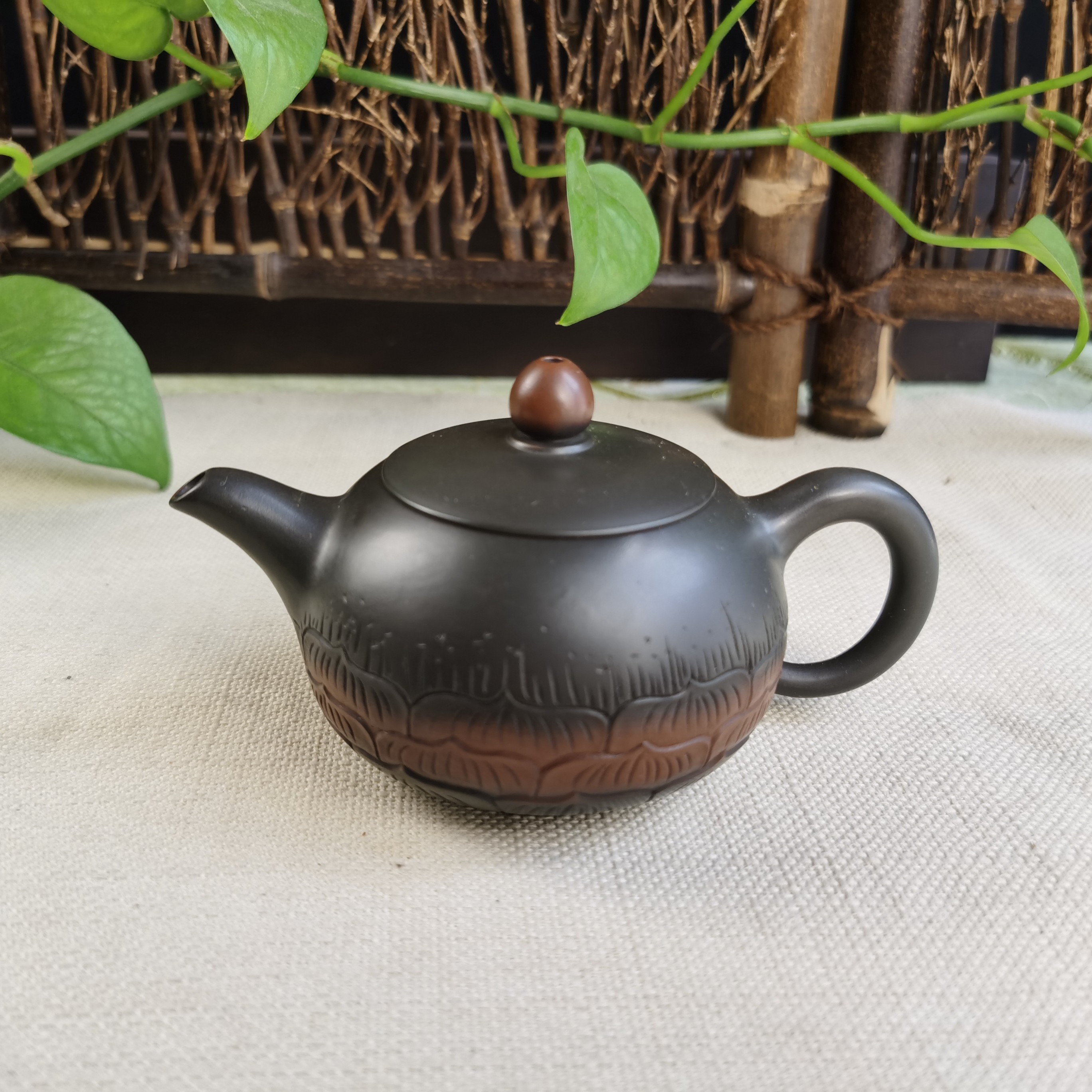 妃子窑变壶 广西坭兴陶小容量 揽众山浮雕荷花 藏青色复古 160CC
