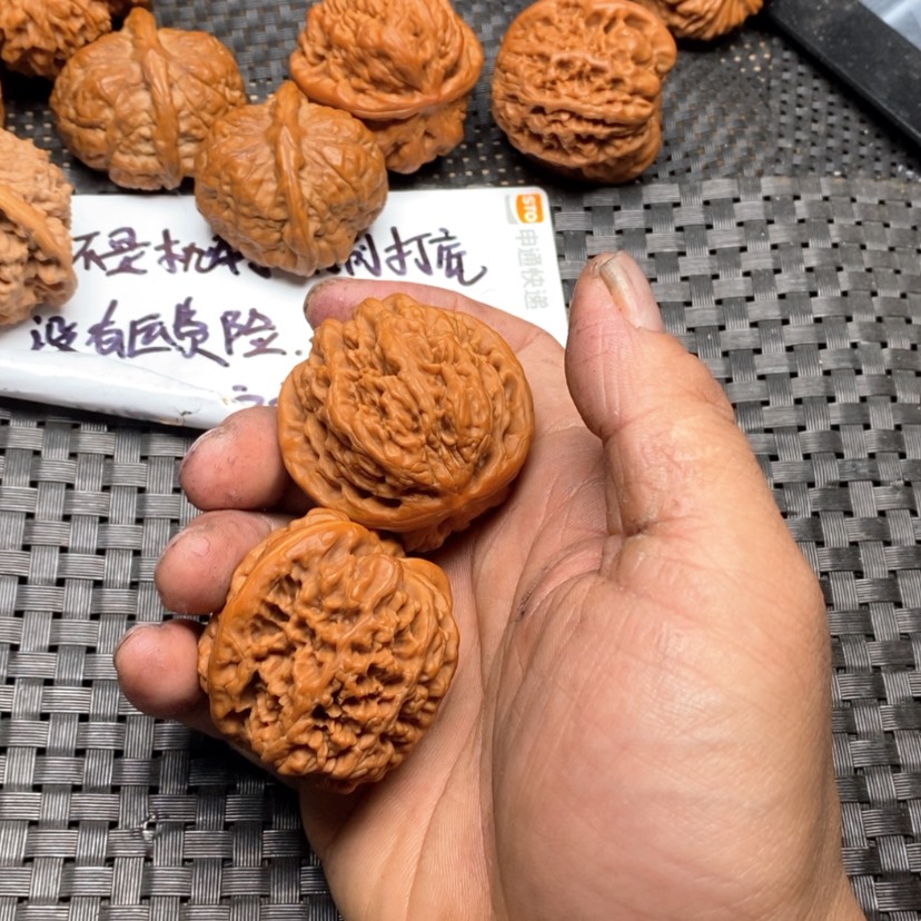 【闪购商品】文玩核桃把件嘁**喳