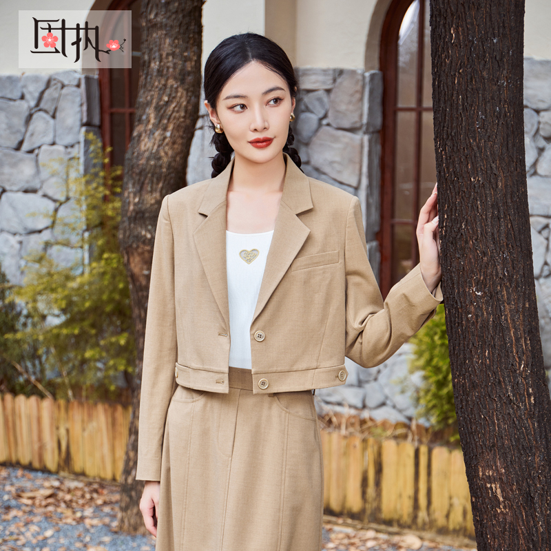 固执秋季新款学院风气质时尚长袖短款小西装外套女装40933DT08565