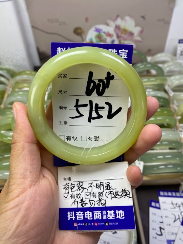 60-61牛油果绿显白高净度手镯岫玉女款美人镯精美平安镯时尚
