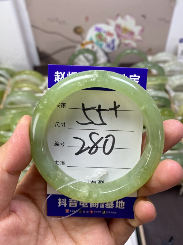 55冰绿暴风雪显白岫玉手镯