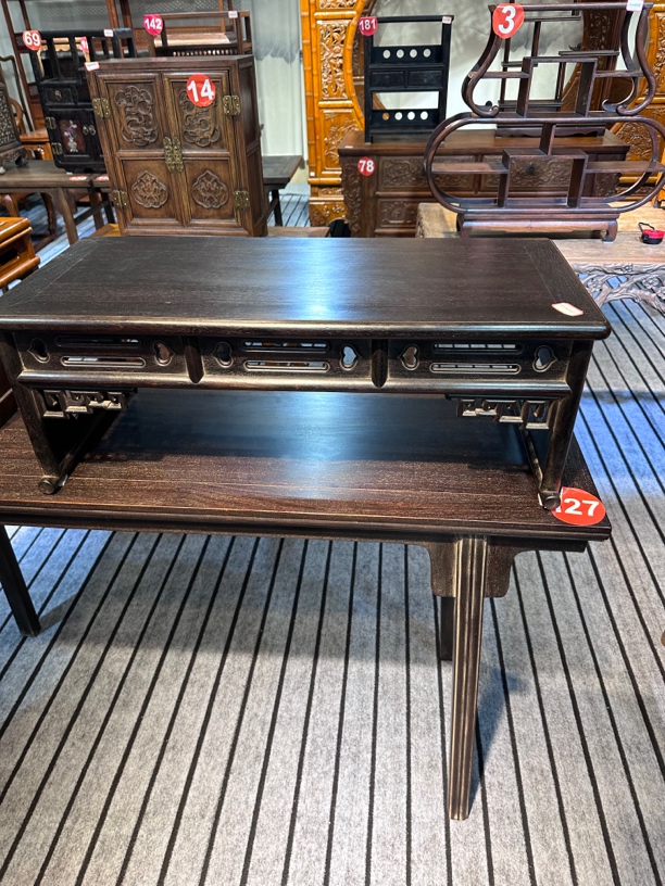 檀木镂空带角花桌子 