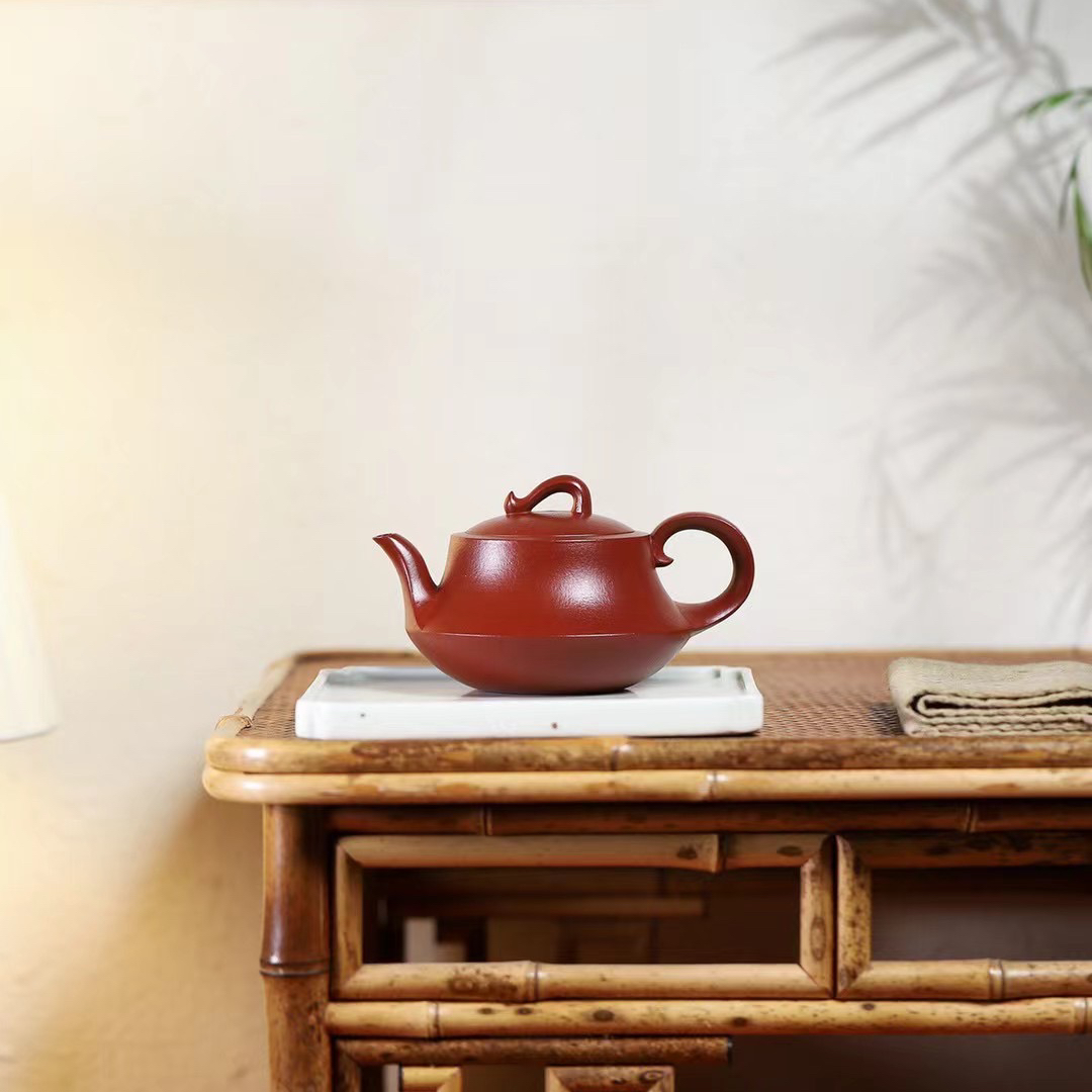 曲壶 215毫升 许伟 壶身向内凹陷，壶底如同一叶扁舟，张力十足