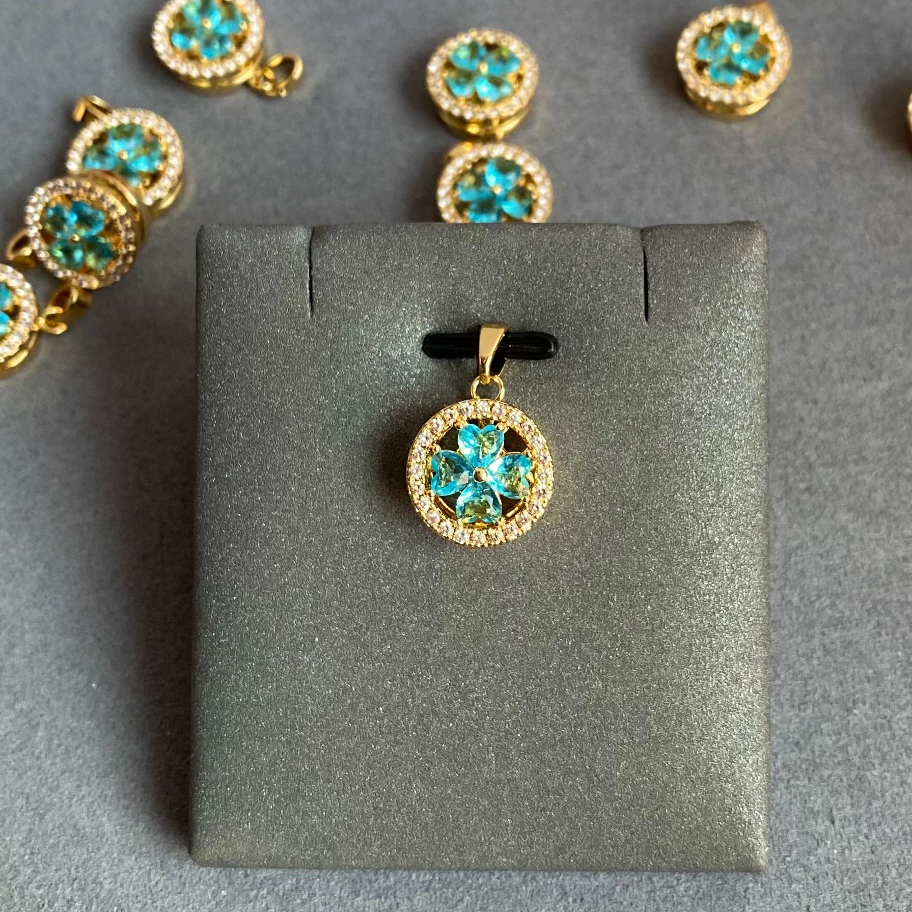 托帕石旋转爱心四叶花吊坠（多样性发一件）DZ-1281