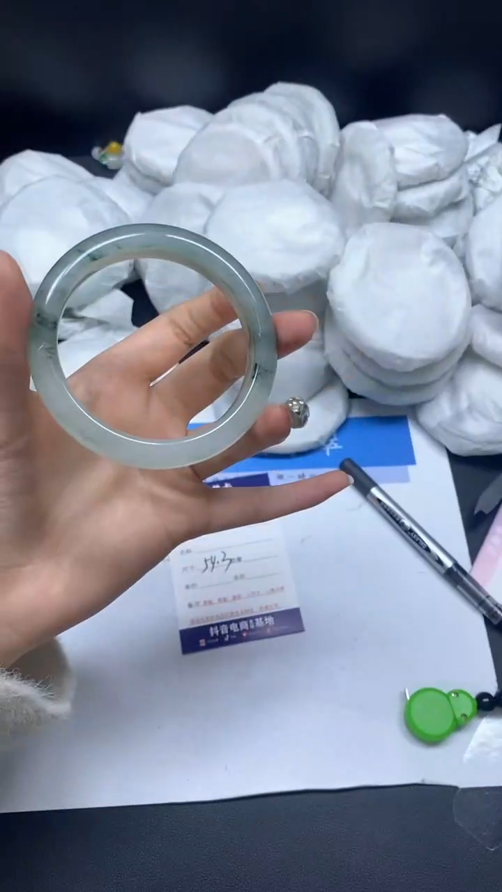 【闪购商品】石英质玉手镯未镶嵌35/