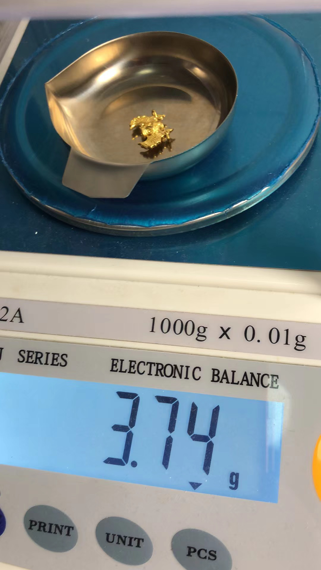 足金文玩配饰重量3.74克，里外通透足金999
