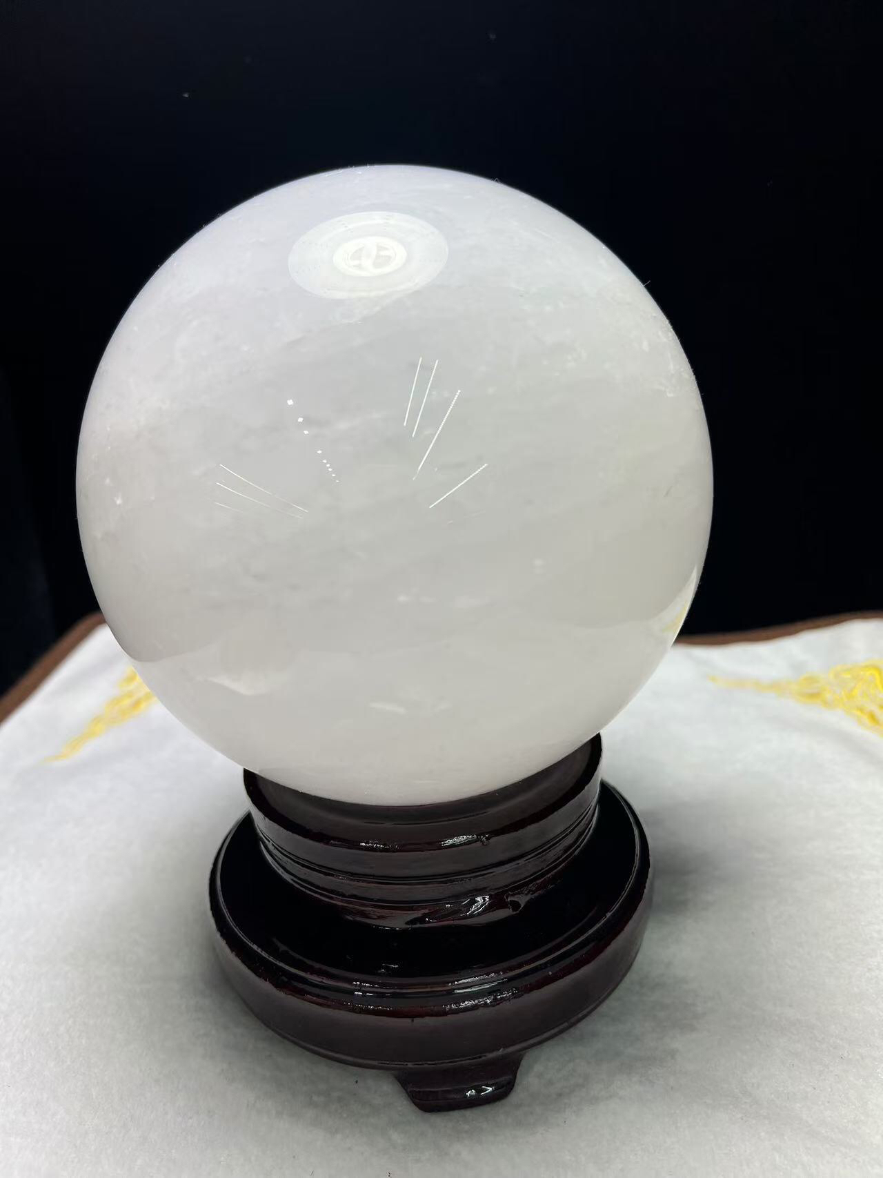 天然白水晶球摆件白色水晶球客厅玄关装饰摆件原石打磨