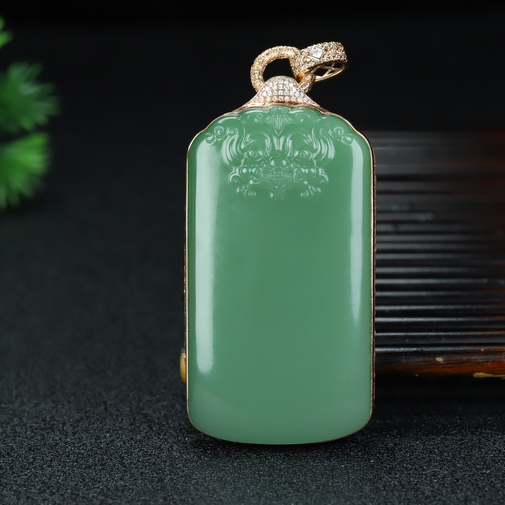 和田玉碧玉粉绿无事牌18k金镶嵌款