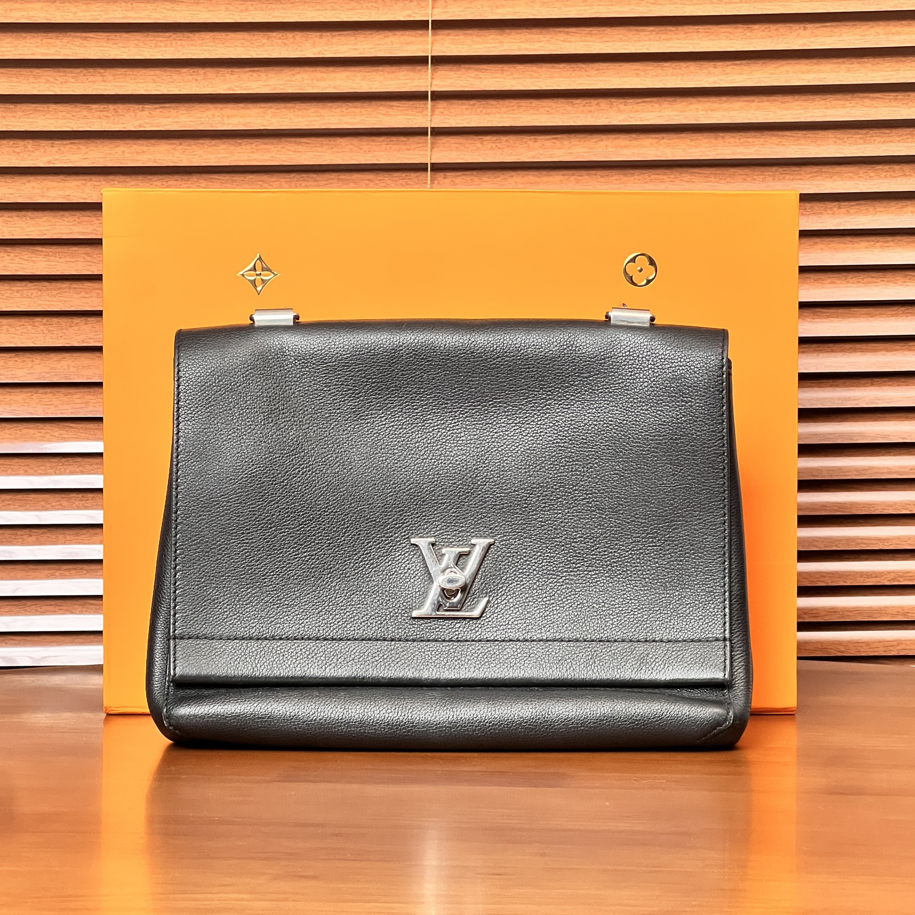 95新 LouisVuitton/路易威登 牛皮黑色翻盖单肩包/69740
