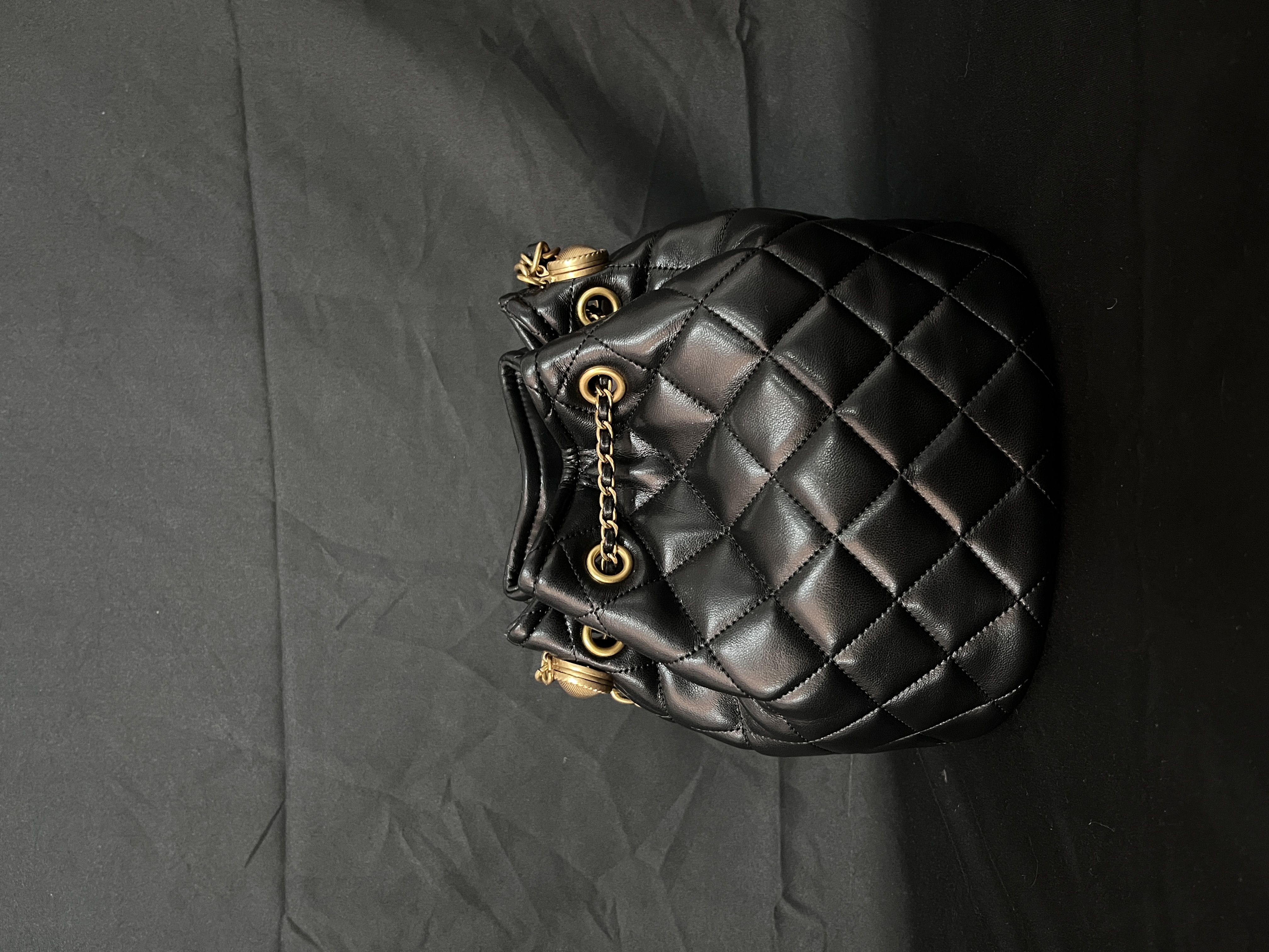 LQ-WITH-QUEEN真皮女包抽绳水桶黑色