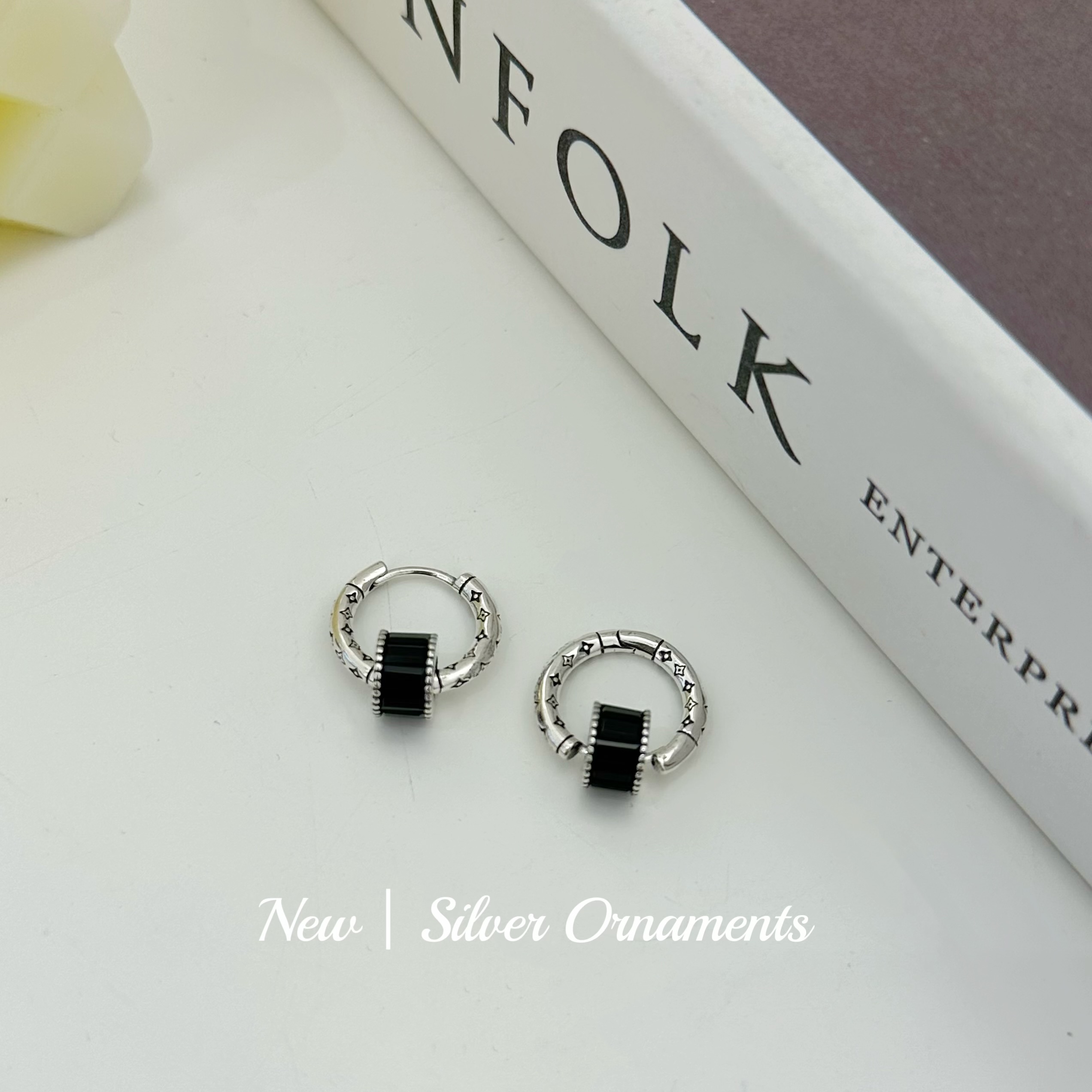 925银耳饰 黑锆小蛮腰老花耳扣 C4668 轻奢气质个性