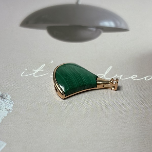 18K金经典显白-孔雀石小裙裙吊坠