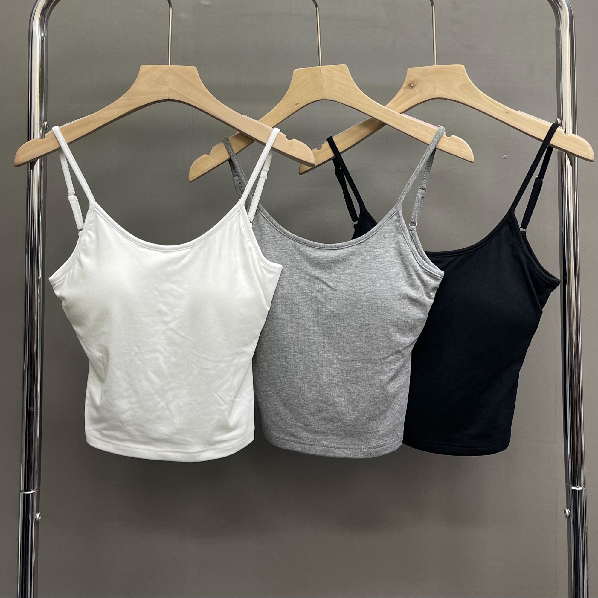 辣妹款露背设计百搭背心