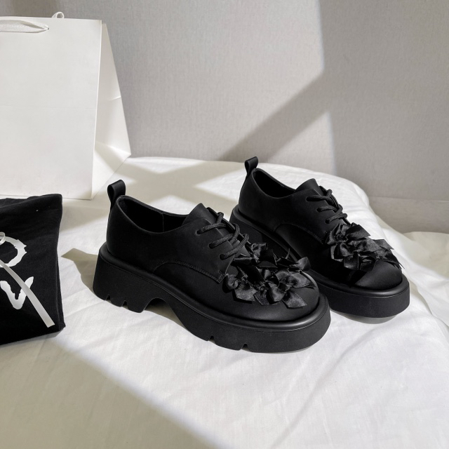 甜美风蝴蝶结系带单鞋深口方圆头中跟女鞋9099-1。A16