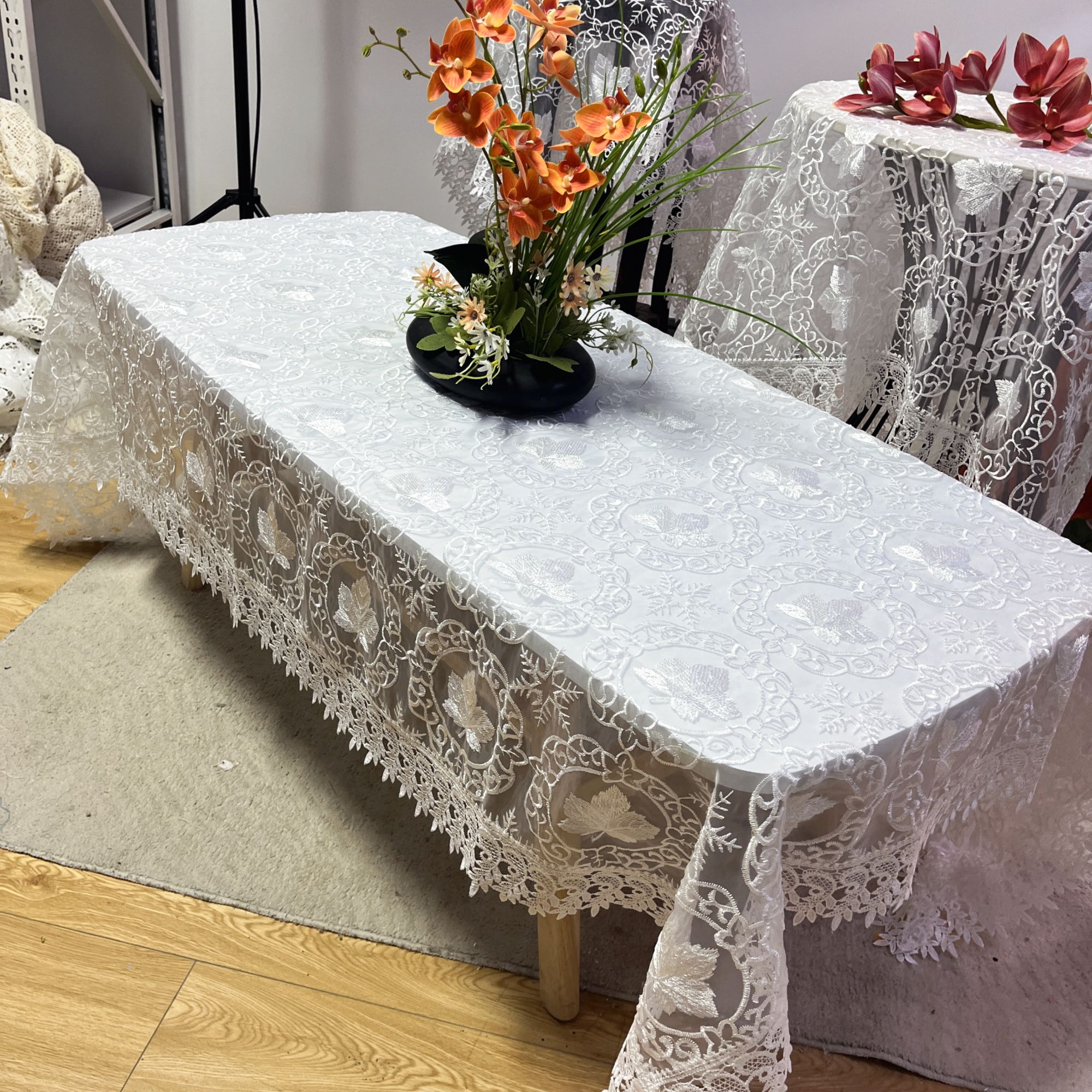 DY117-14丝光线（130*180cm）素雅白色刺绣桌布