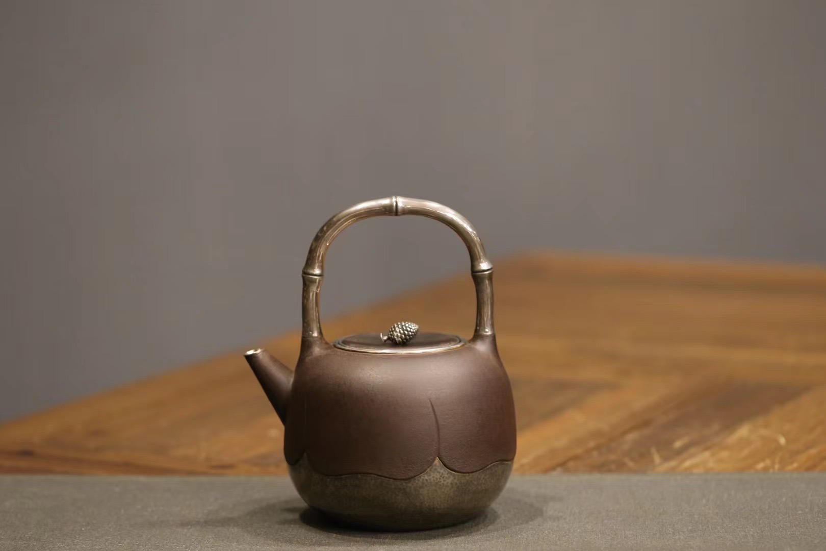 铁包银壶泡茶壶茶具款识：宗美此铁包银壶从工艺技巧和造型美感