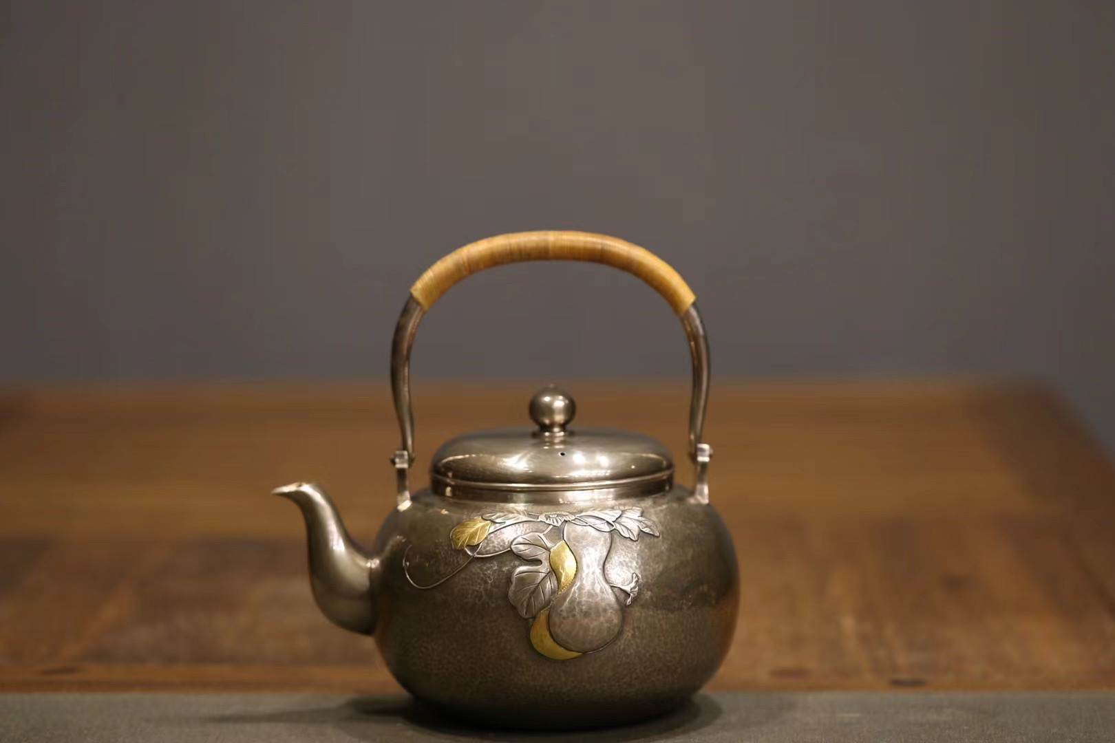 手工银壶 底款：荣真造 此件银壶，造型圆润饱满，手工茶壶煮水日式