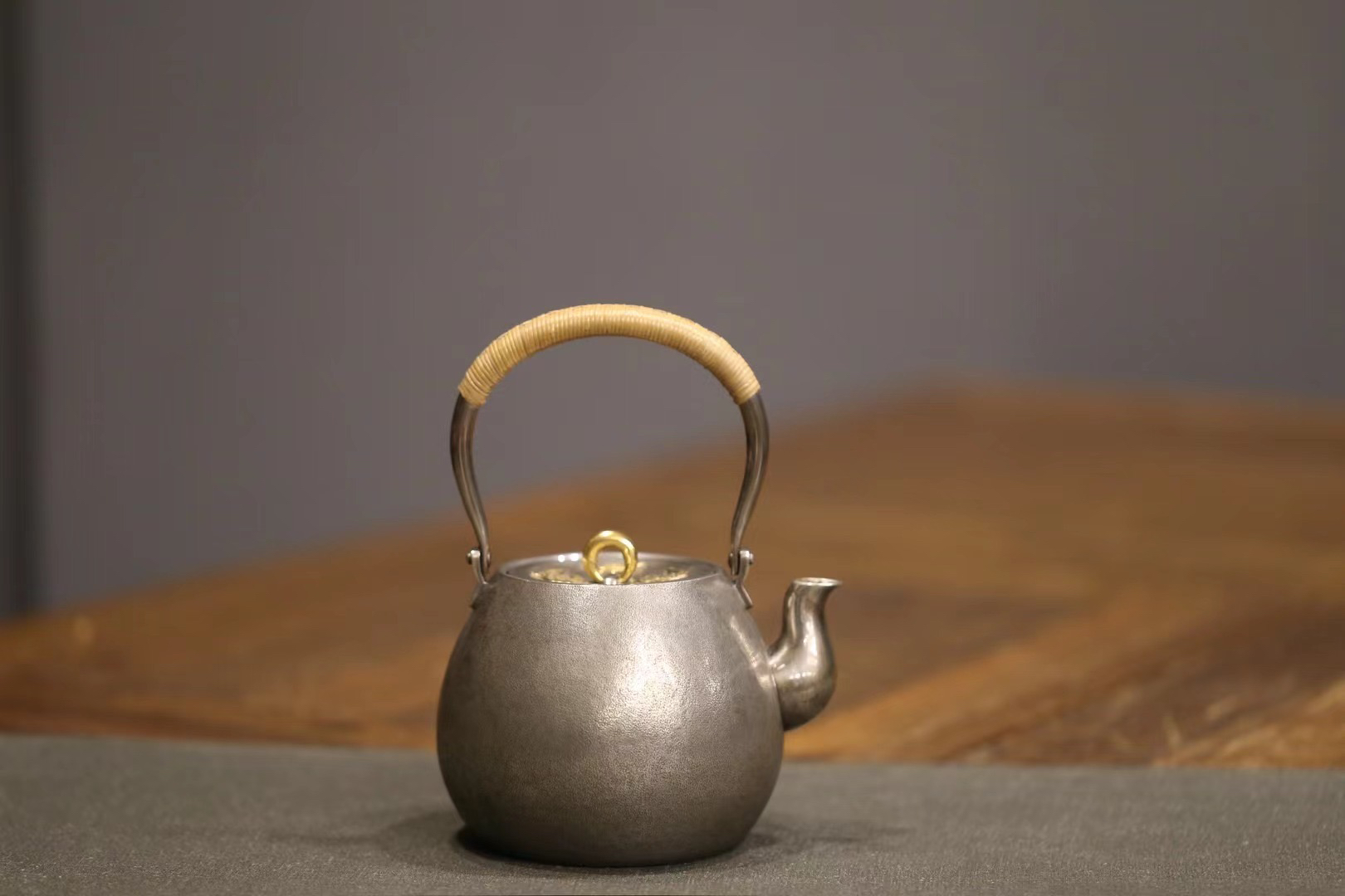 手工陶瓷纯手工泡茶银壶底款：荣真此壶银制，上作提梁泡茶壶