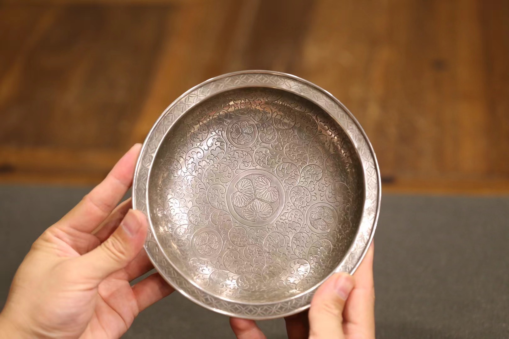 银茶盘 款识：中川淨益 满工卷草纹、三叶葵纹饰，整体色泽内敛含蓄