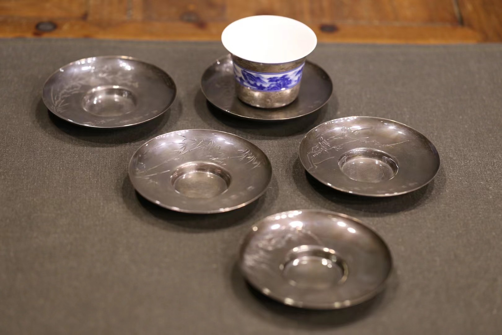 银杯托 款识：藏六居造  錾刻梅、兰、竹、菊、松纹饰。