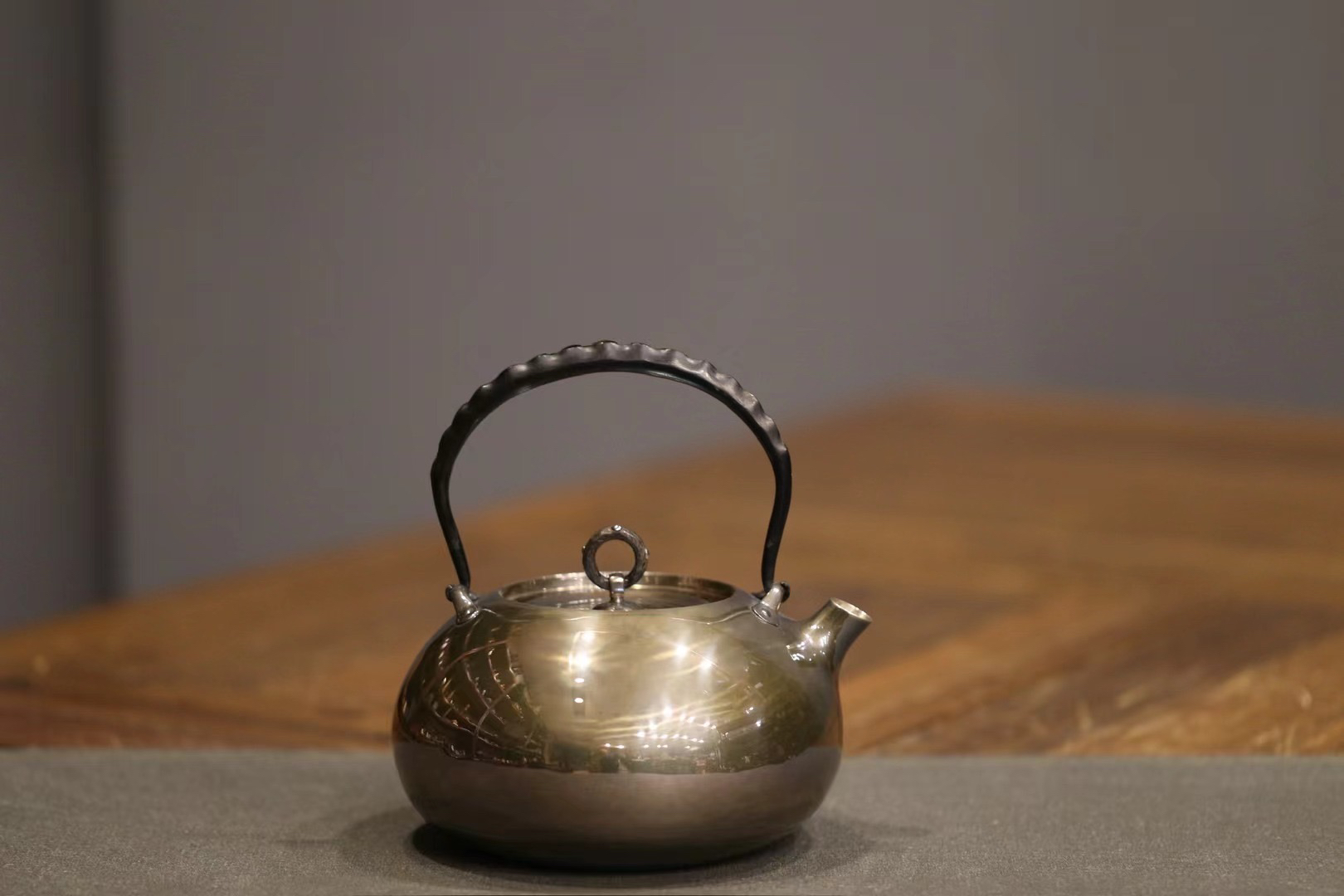 手工银壶  容量1200毫升 重455克 高17cm 直径16cm 款识：正