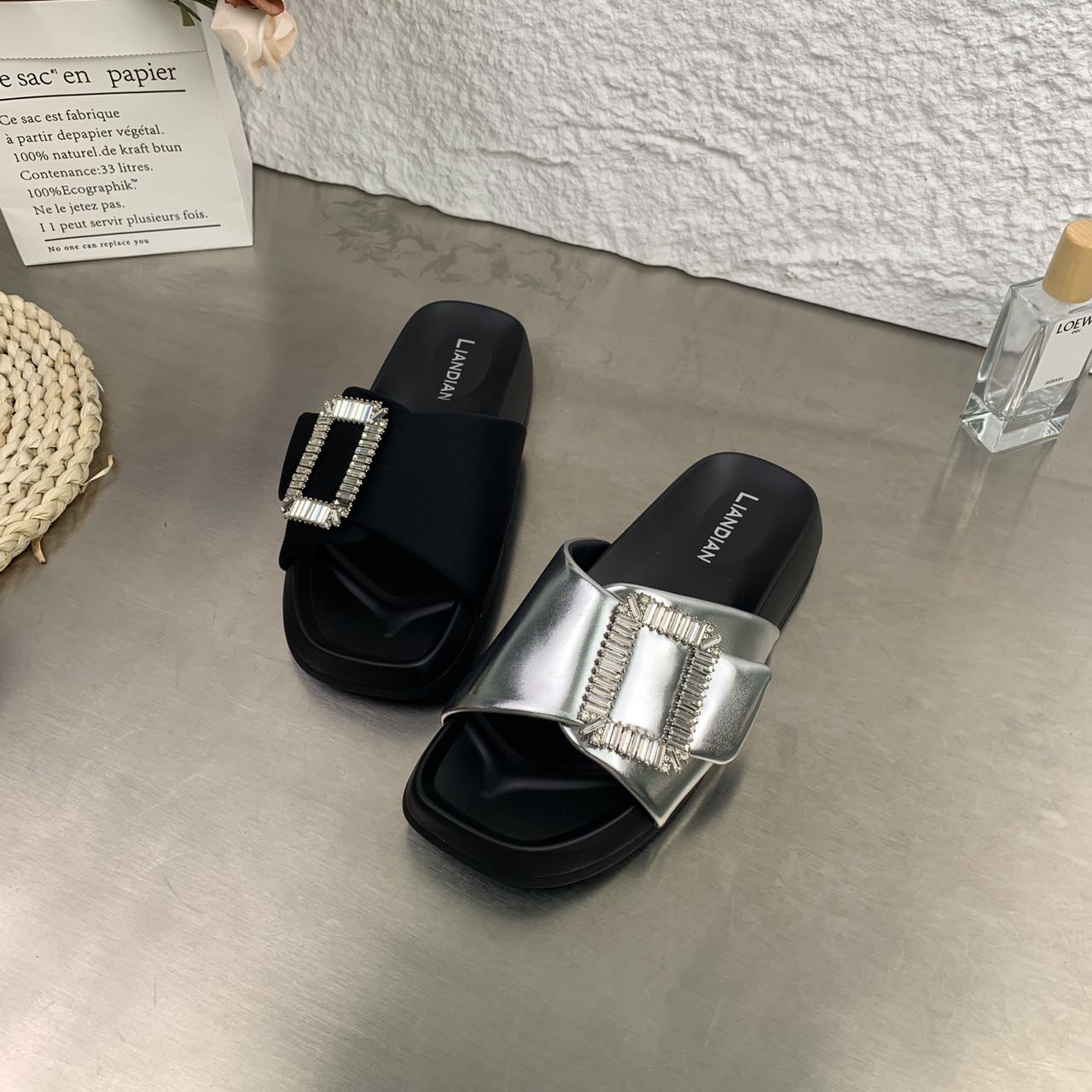 春夏新品经典时尚百搭休闲一字拖女鞋软底气质个性冷粘工艺771