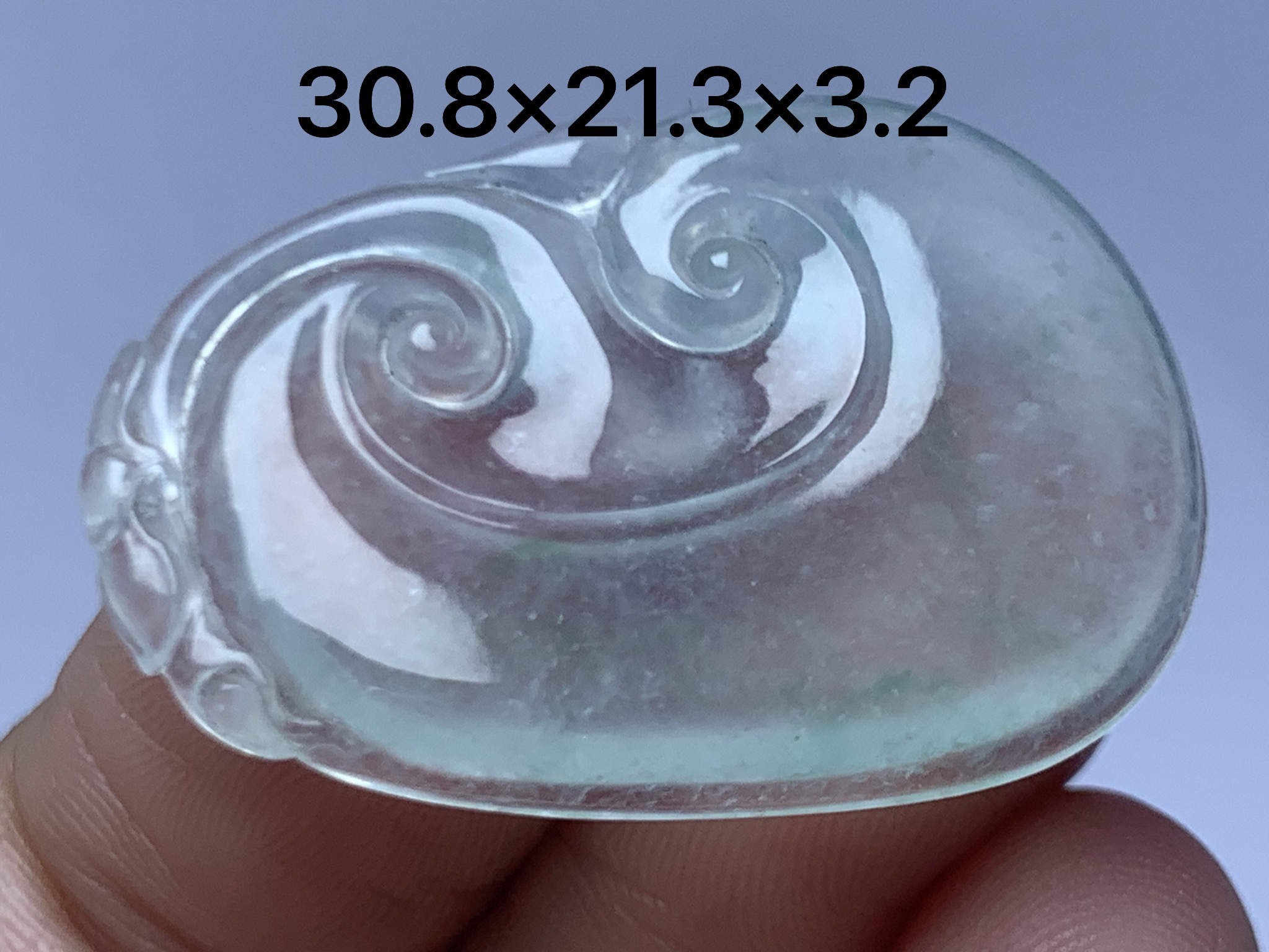 缅甸A货翡翠高冰飘花如意，雕工精赞，形体圆润，种水水润，胶感十足