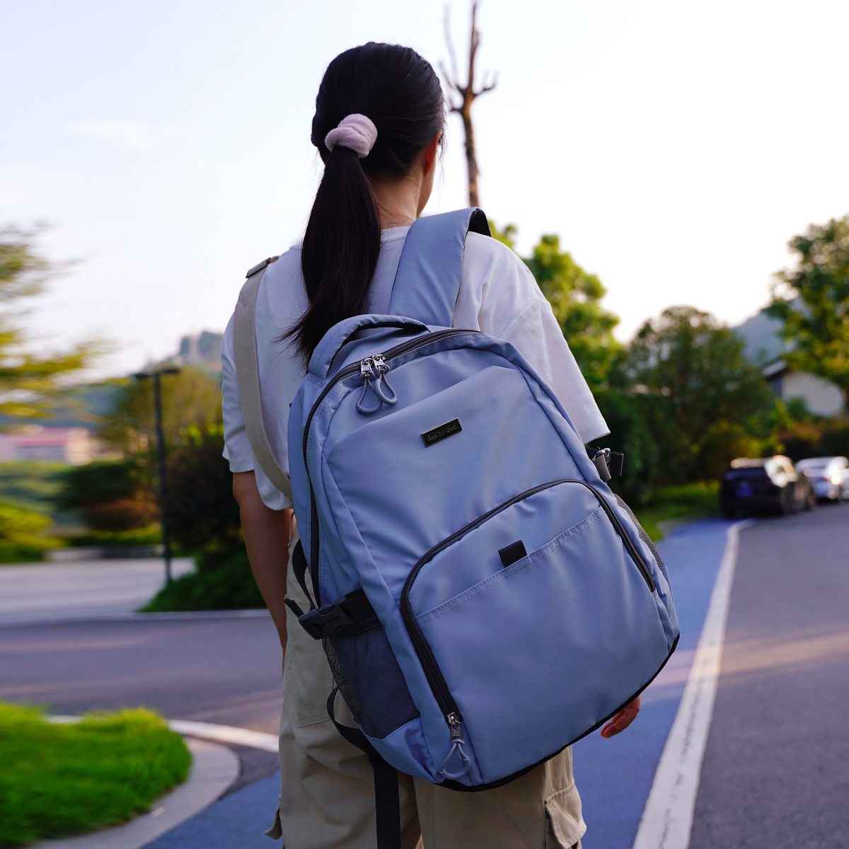 79E轻便防水学生书包护脊旅行包减负书包大容量电脑背包