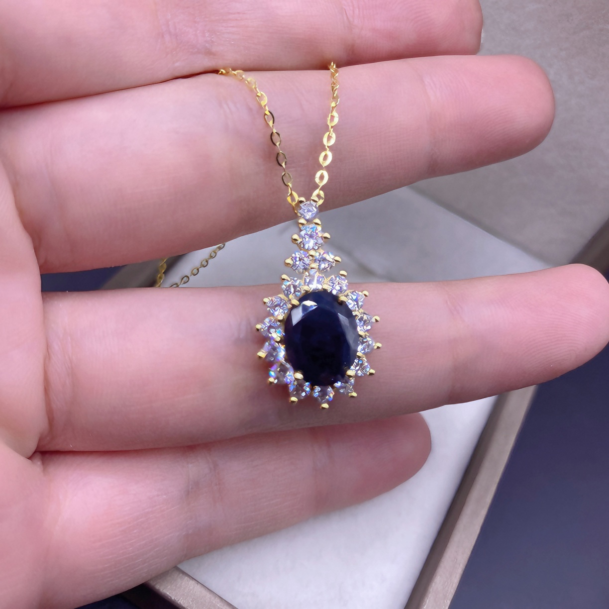 精致时尚轻奢蓝宝石925镶嵌女款坠链满钻佩戴有气质