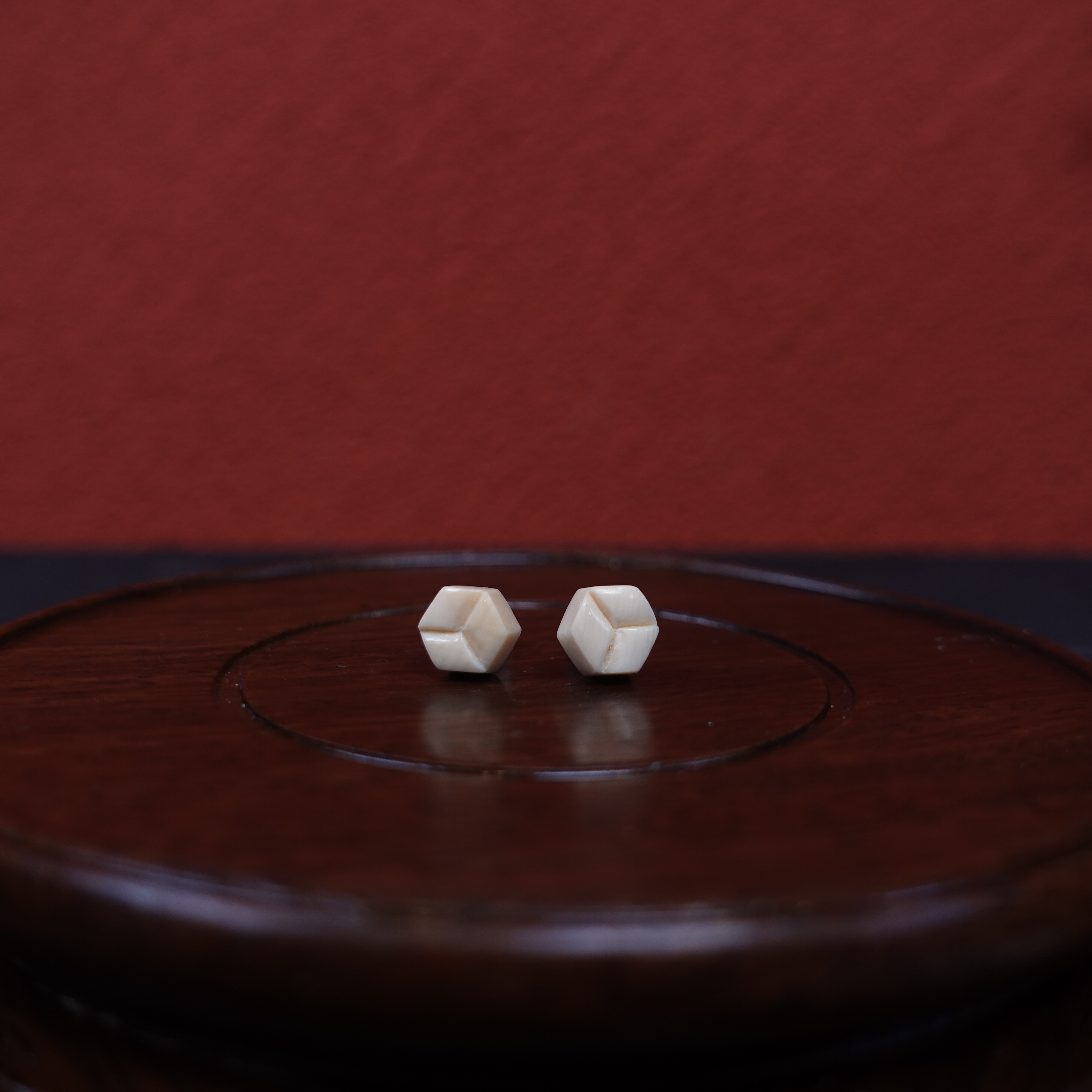 胡北(省大) 猛犸牙六边形雕件 Y095