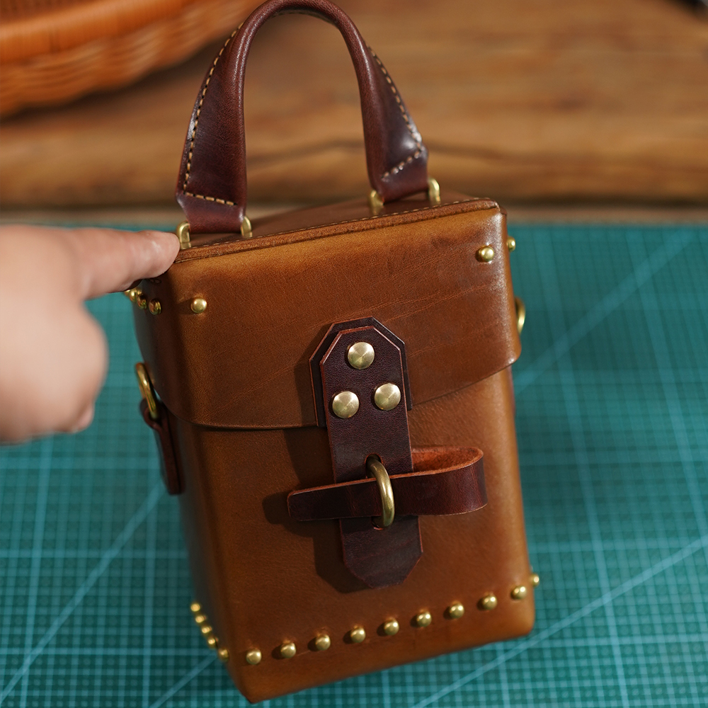 重油蜡硬挺牛皮纯手工植鞣皮女包单肩斜挎包女原创铆钉手提盒子包