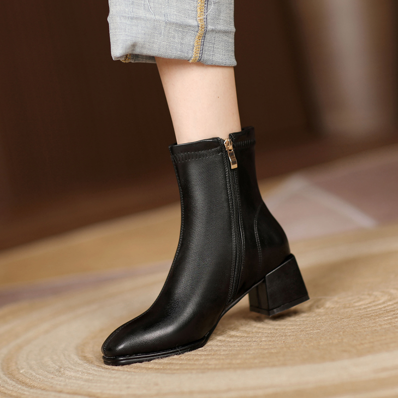 粗跟大码短靴女41一43春秋新款显脚小白色弹力瘦瘦靴方跟大码女鞋