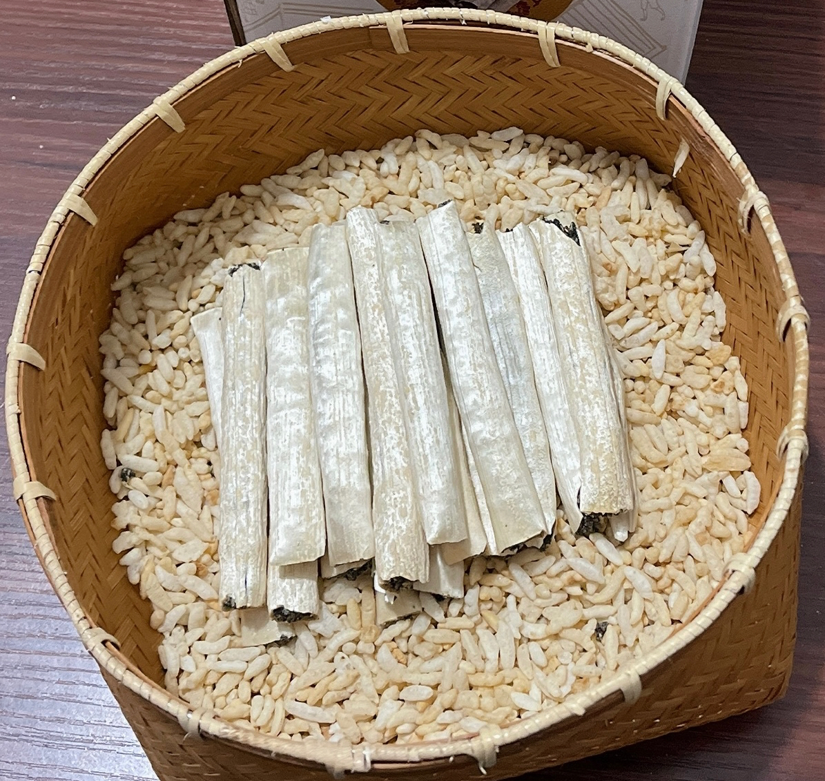 酥脆香甜老少皆宜制作味道健康纯手工黑芝麻麦芽糖罐心糖