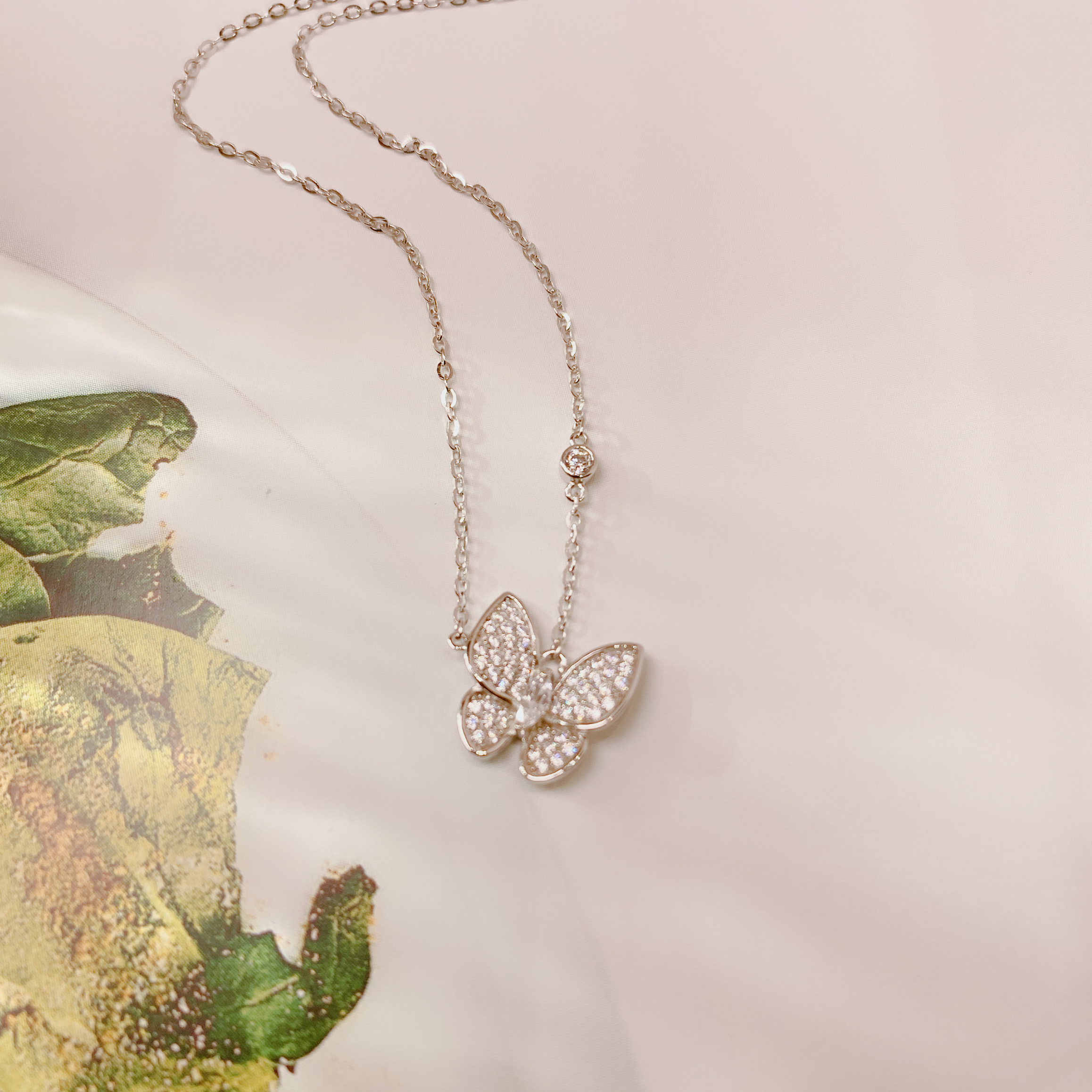 铜合金项链 精致通体银设计款满镶灵动蝴蝶款项链