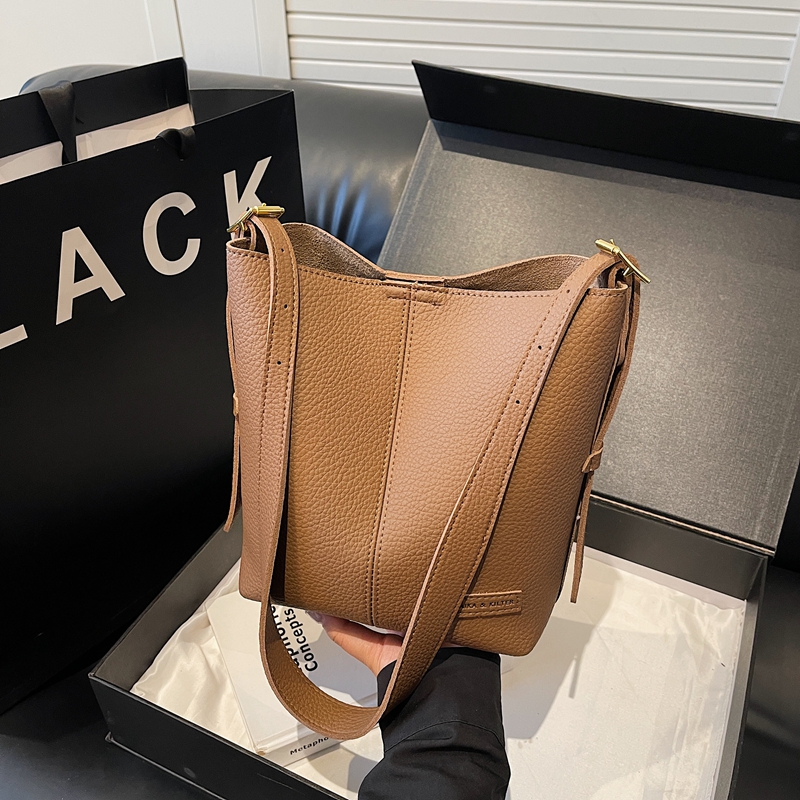 新款包包女2025年爆款水桶包秋冬百搭时尚小众设计复古手提斜挎包