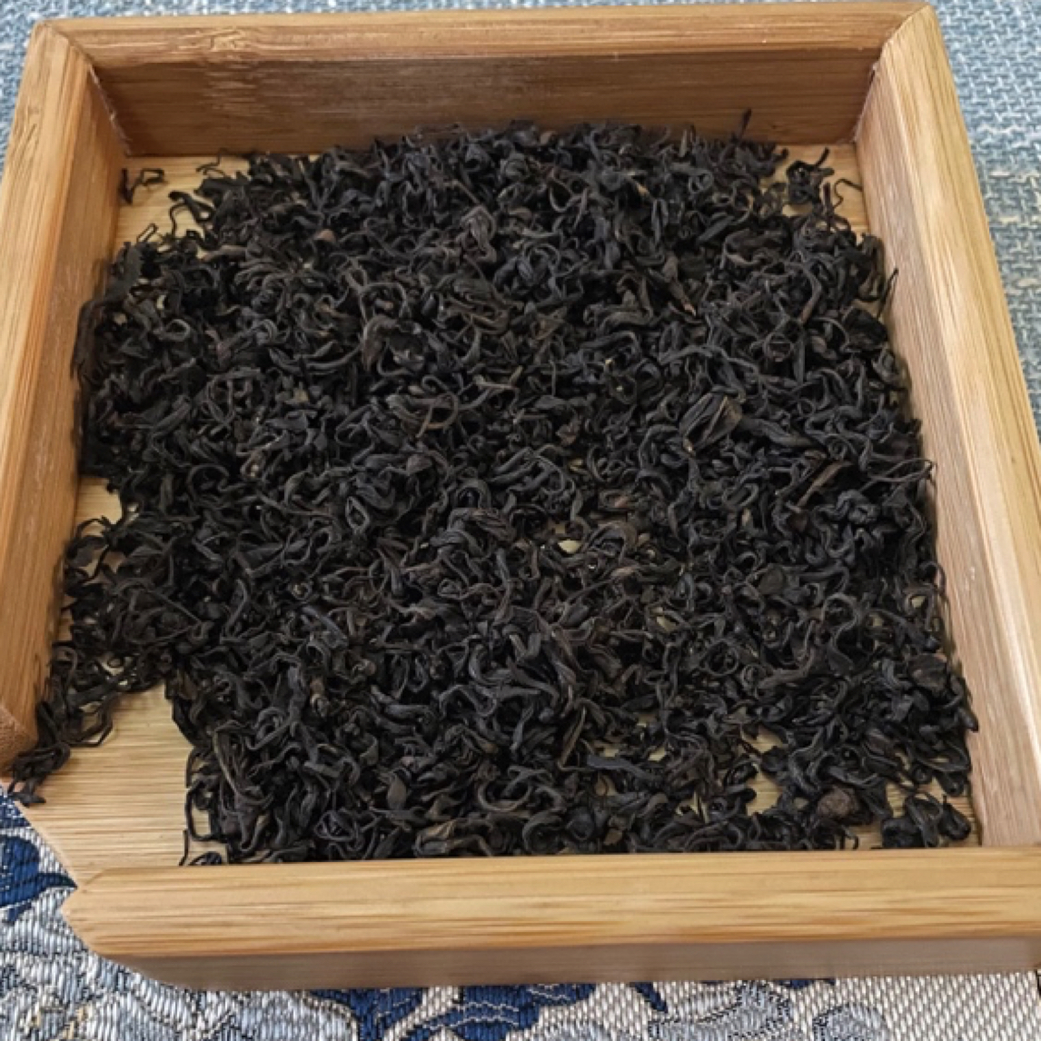 2025年崂山红茶6月初露天春茶 卷曲工艺蜜香润甜原汁原味