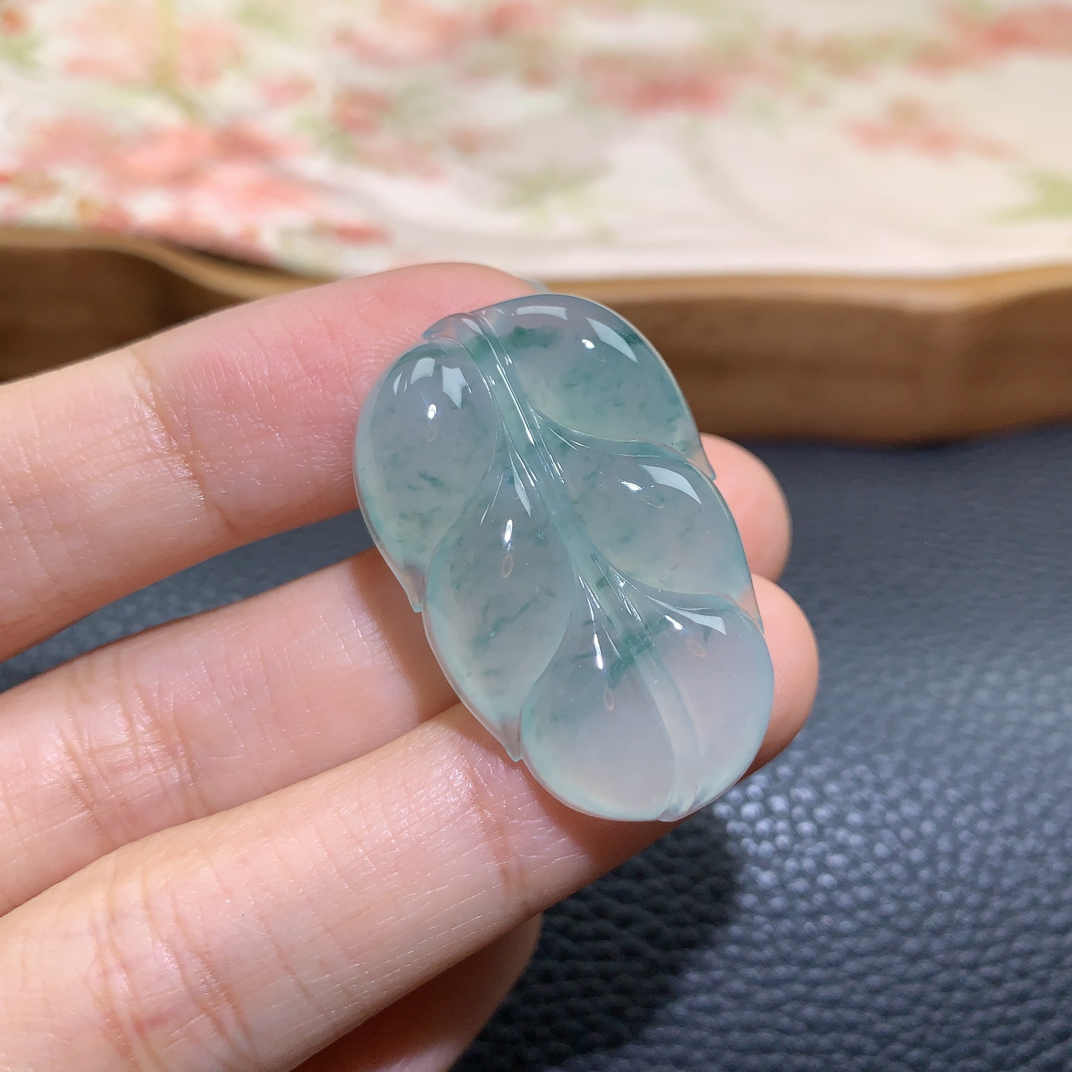 仙子翡翠冰种飘绿叶子吊坠缅甸翡翠A货饱满厚装冰透雕刻精美气质