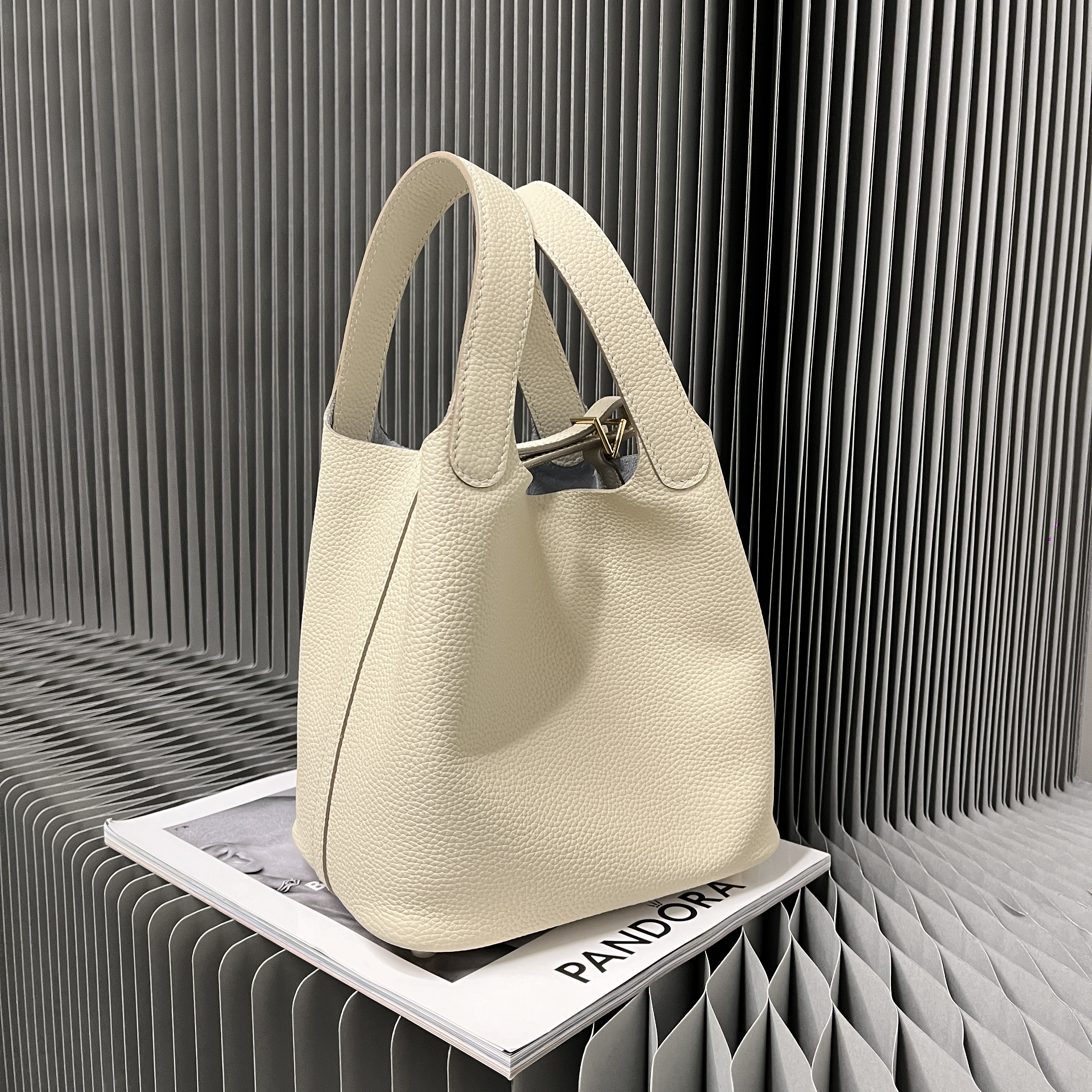 白色时尚菜篮子气质小众简约纯色单肩百搭腋下斜跨